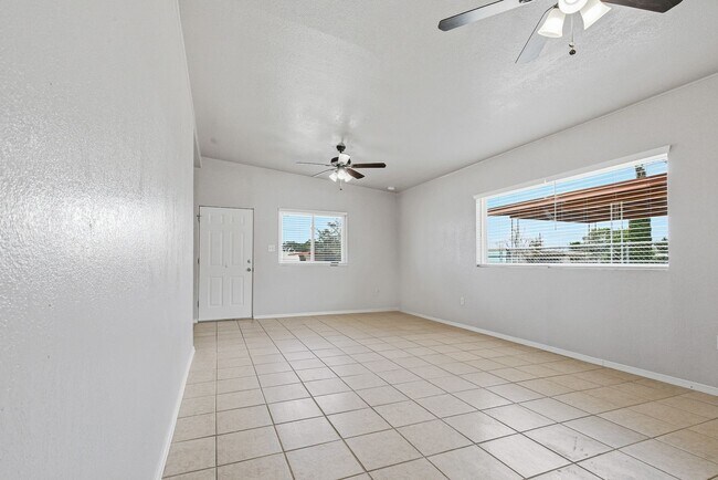 Building Photo - Super Cute 3 Bedroom 2 Bath Home!