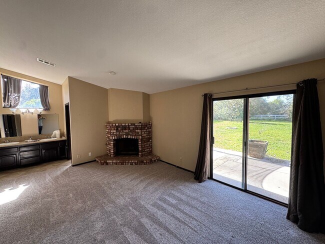 Building Photo - 3-Bedroom Home on Spacious Property in a Great Nipomo Location