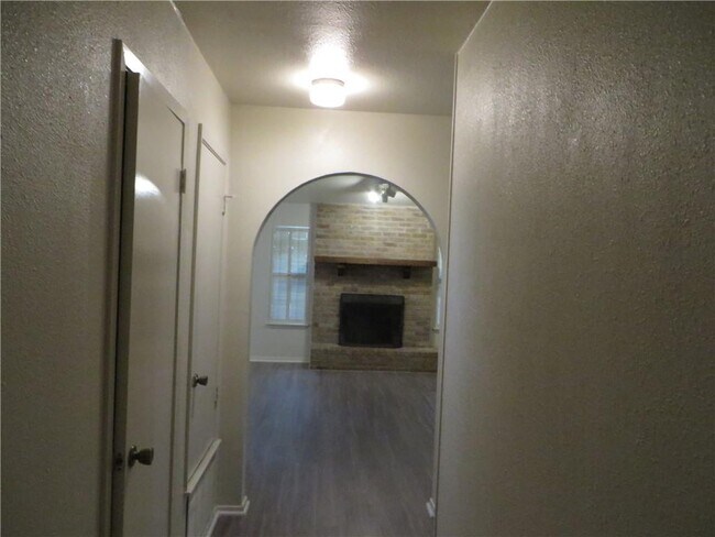 Building Photo - 502 Tanglewood Dr