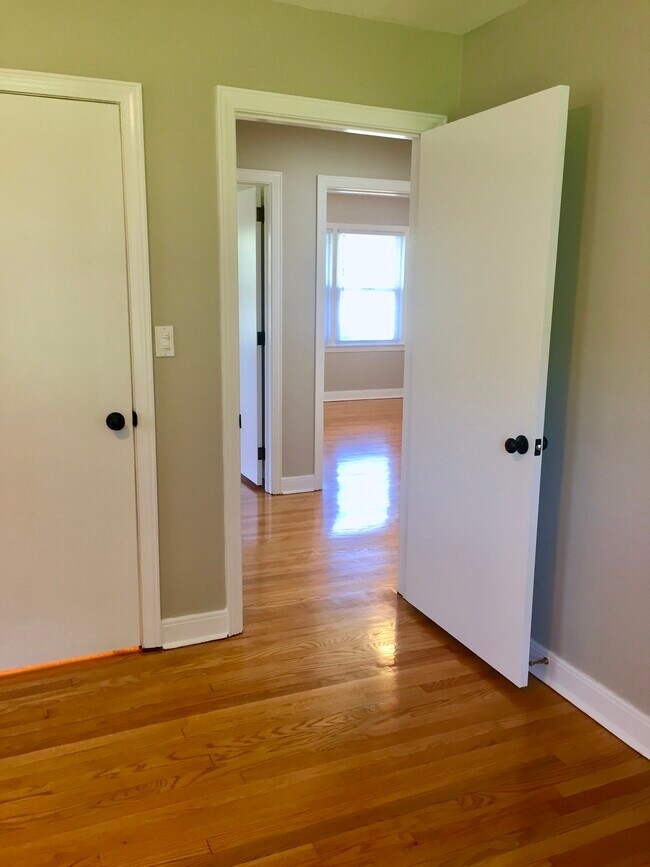 Building Photo - 802 Hillmoor Dr
