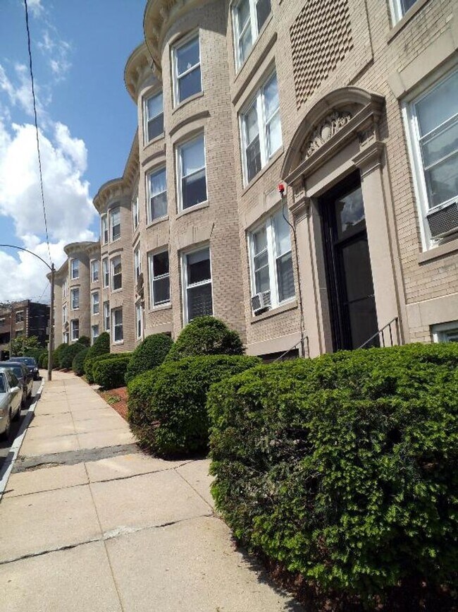 Building Photo - 3 bed/1 bath in Brighton