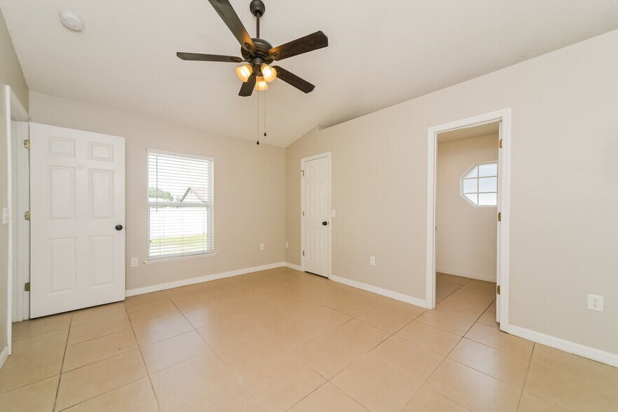 Building Photo - 330 Medina Ct