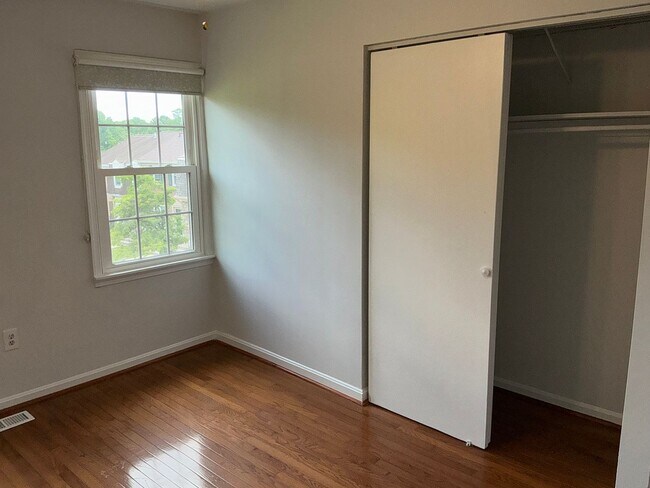 Building Photo - Very well maintained 3BR 3.5BA 3 level Colonial Townhome with fully fenced yard
