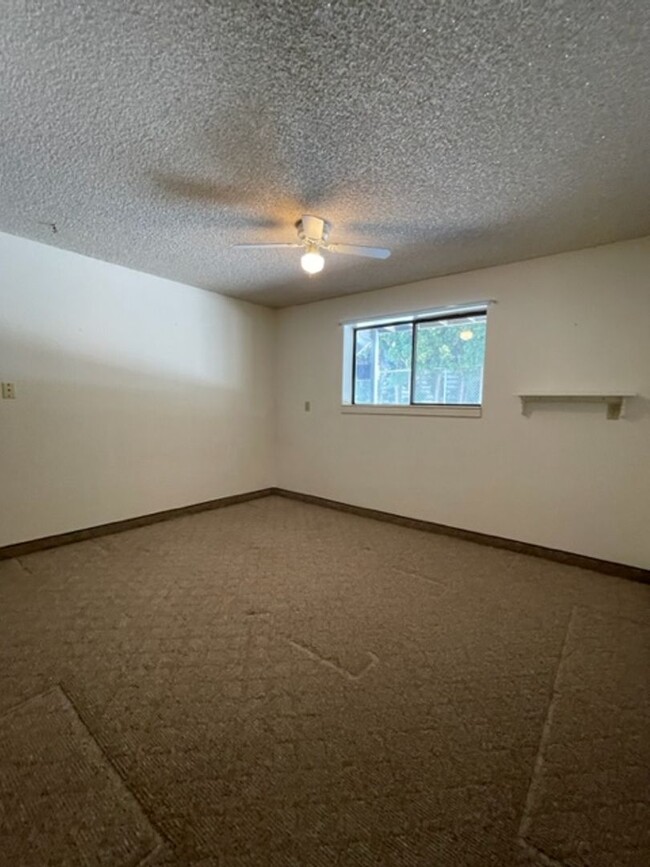 Building Photo - 2 Bedroom, 1.5 Bath Townhouse