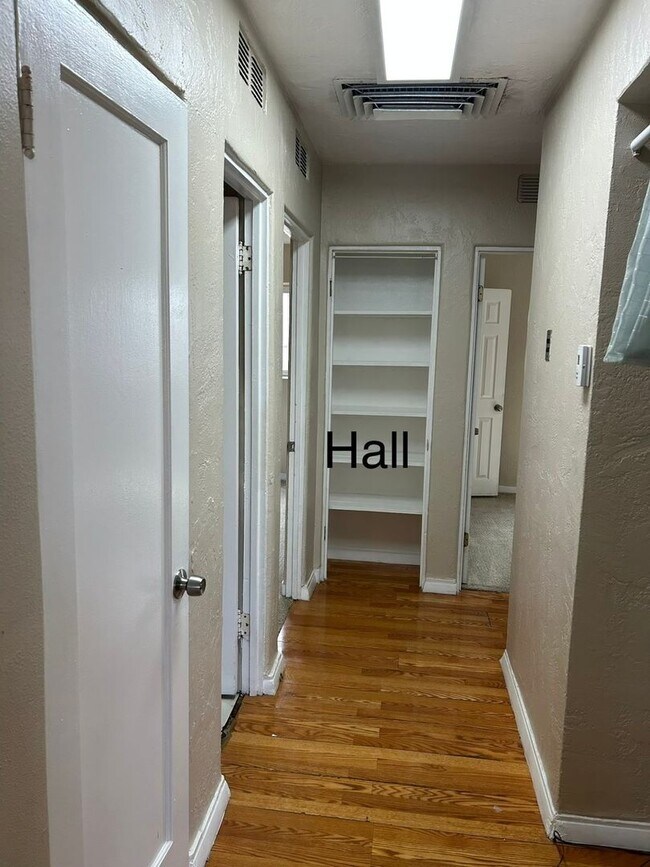 Building Photo - 2534 Cagua Dr NE