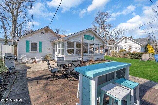 Building Photo - 607 6th Ave