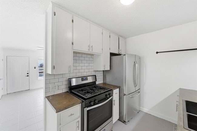 Building Photo - 3408 Dolphin Dr