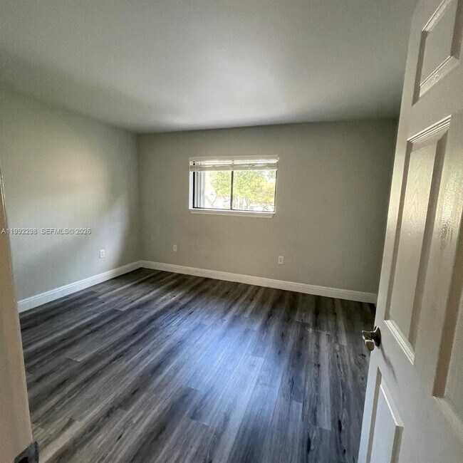 Building Photo - 301 Palm Cir E