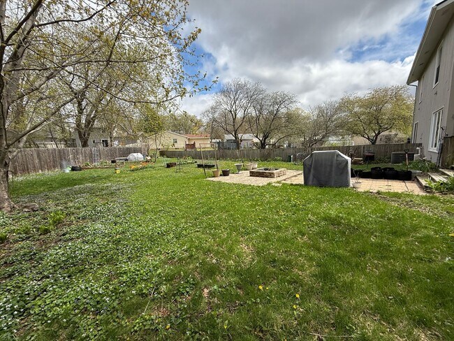 Building Photo - Enjoy outdoor living with huge yard in thi...