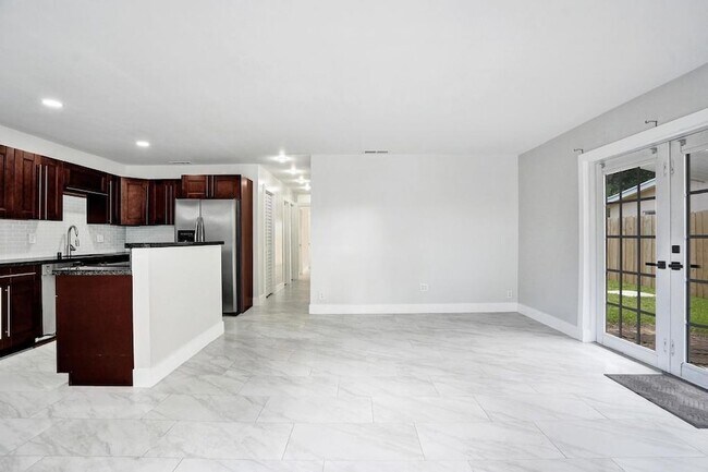 Building Photo - 800 SW 12th Ct