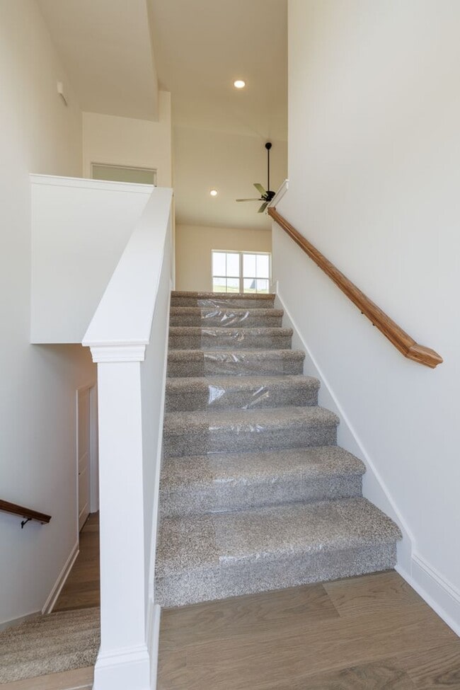 Building Photo - ONE-MONTH FREE RENT Move-Incentitive!!! Ne...