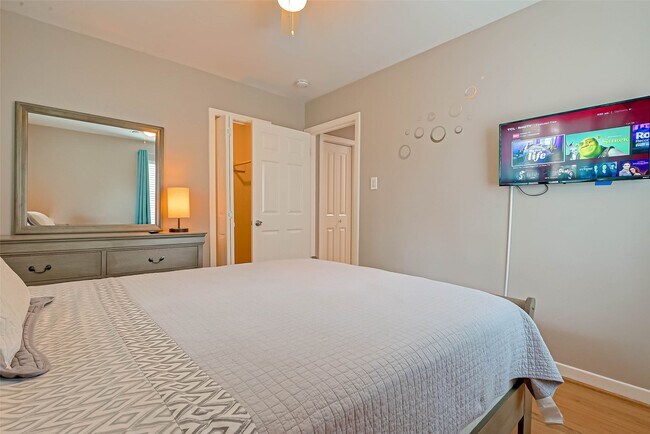 Building Photo - 5330 Hialeah Dr