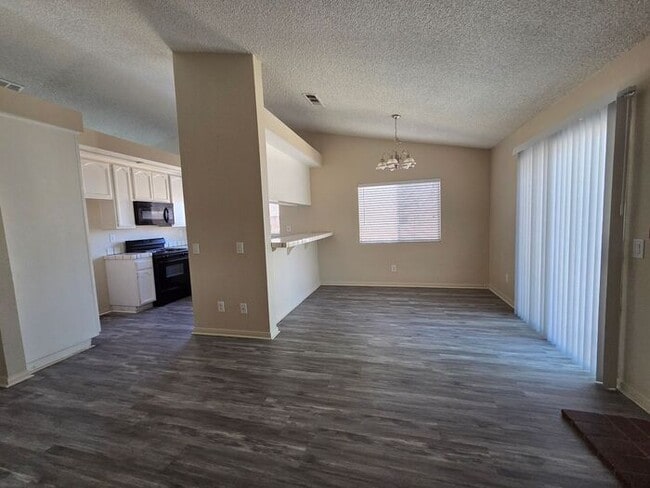 Building Photo - Newly available