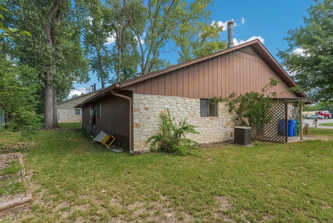 Building Photo - Spacious 2/1 Duplex in Central Taylor, Tx