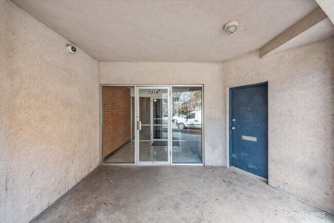 Building Photo - 7319 N Rogers Ave