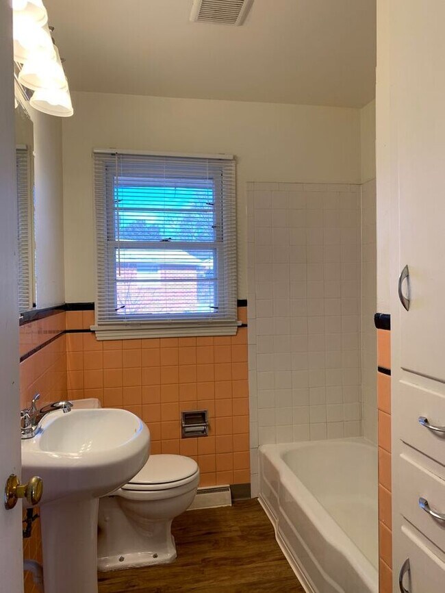 Building Photo - Large 2 bed, 2 bath, 1 car garage duplex