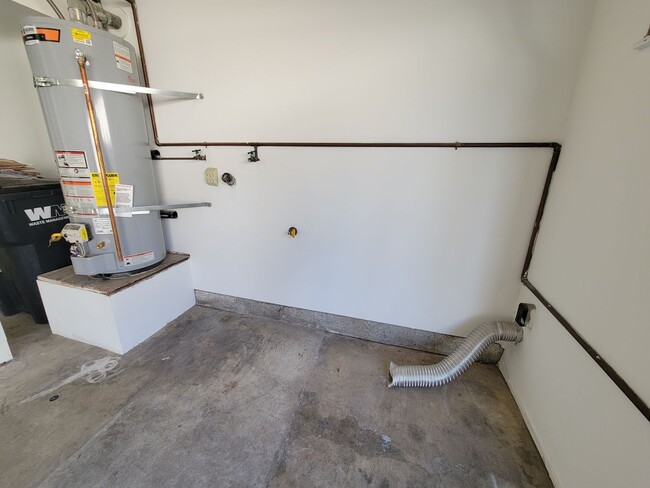 Building Photo - TOWNHOME FOR LEASE: 3 Bed / 2 Bath / 2-car Garage / Laundry hookups / Swimming Pool