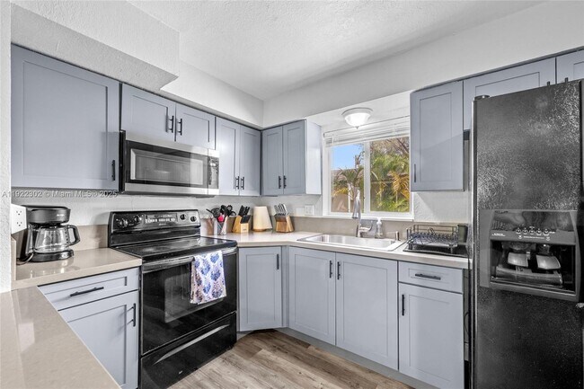 Building Photo - 1208 NE 5th Ave