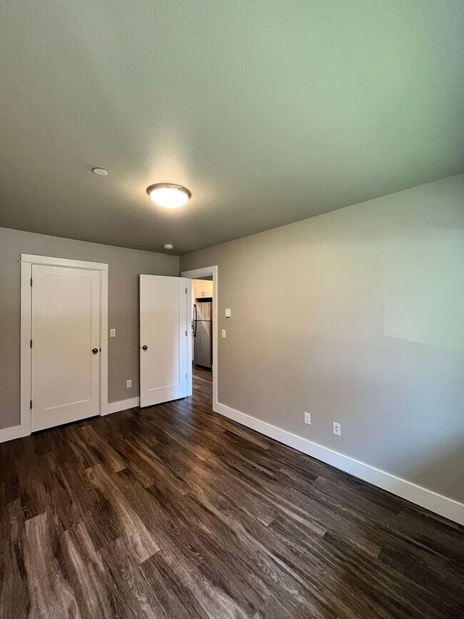 Building Photo - Modern 2-Bedroom! In-Unit Washer & Dryer, Covered Patio & Pet Friendly!