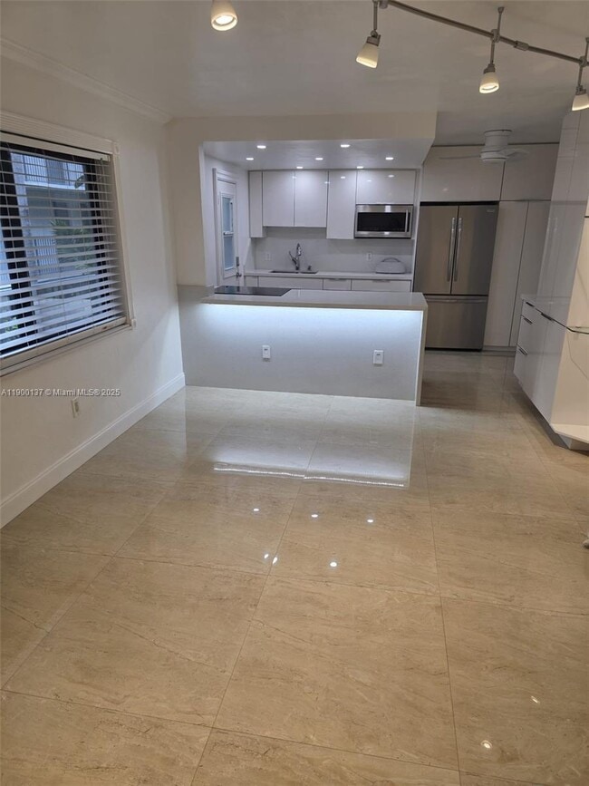 Building Photo - 3240 Mary St