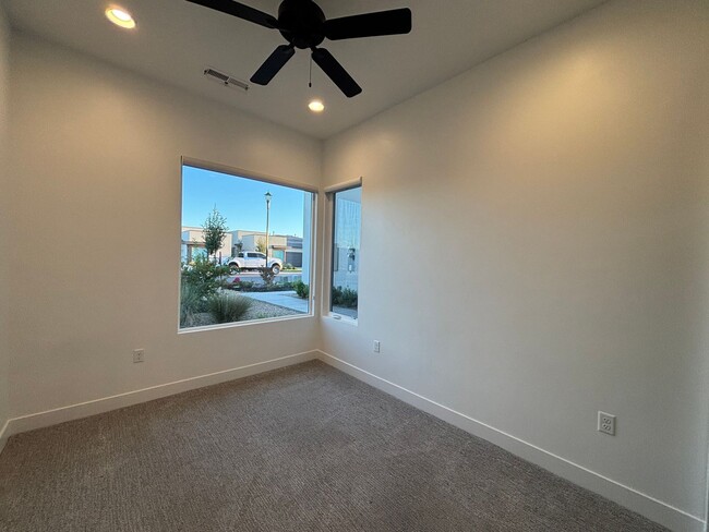 Building Photo - SPACIOUS PATIO HOME FOR RENT!