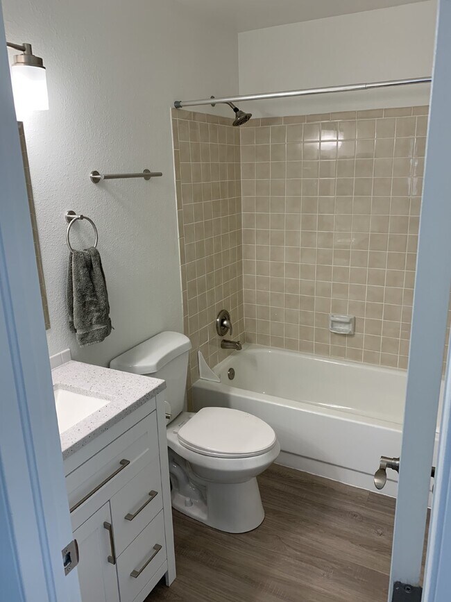 Building Photo - 50% Off First Months Rent - 2 Bed, One Bat...
