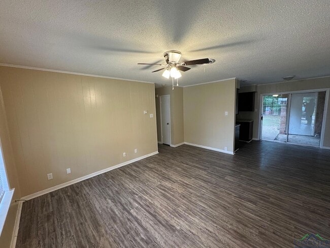 Building Photo - 605 Circle Dr