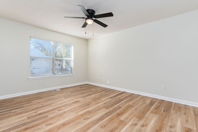 Building Photo - Beautifullly renovated home with easy access to I-26