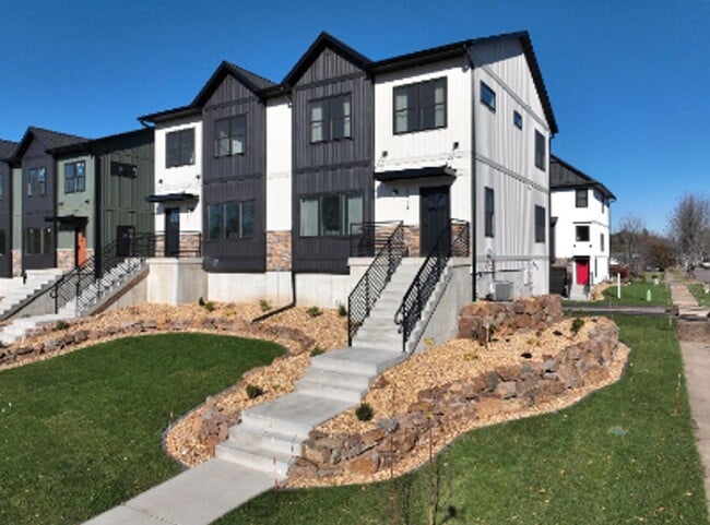 Building Photo - Brand New Luxury Townhomes: 3BR, 2.5Bath Altoona WI