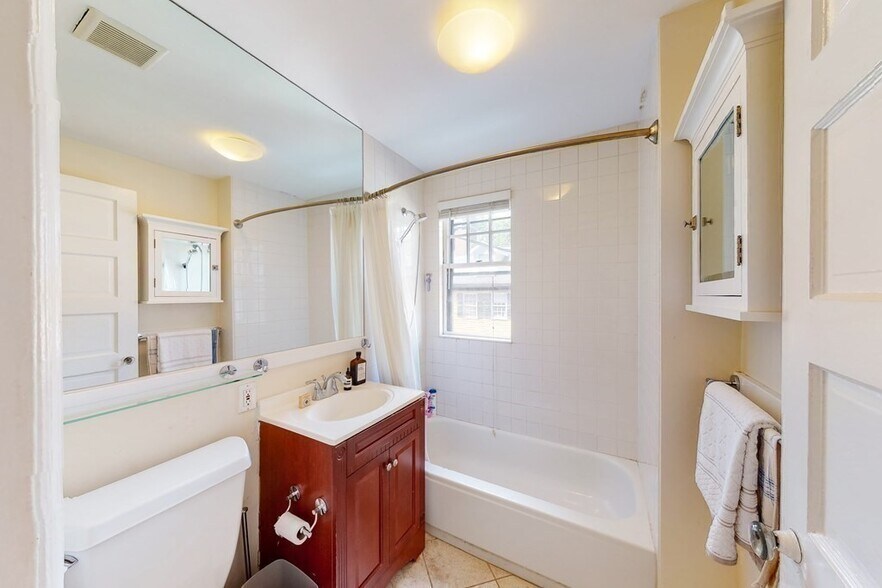 Building Photo - 34 Ash St