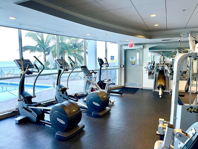 Building Photo - 1800 Sunset Harbour Dr