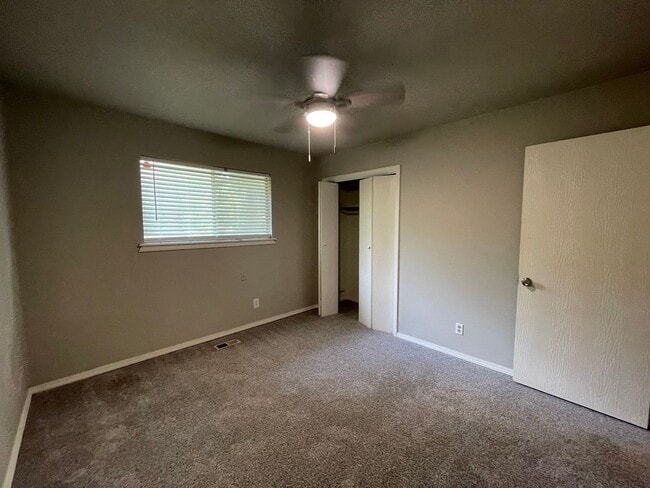 Building Photo - Move in ready! 3 bedrooms and 2 baths