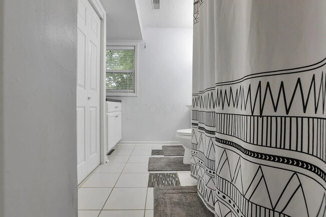 Building Photo - 455 Lakeview Dr