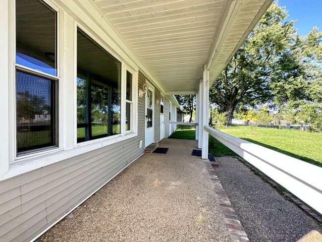 Building Photo - 496 Louisiana Ave. Clarksville, TN 37042