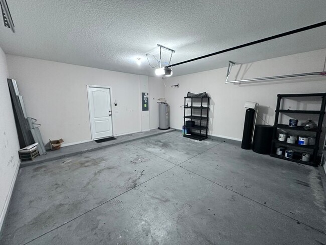 Building Photo - ***HOLIDAY SPECIAL NO RENT FOR DECEMBER*** Stylish 3BR Townhome with Garage & Walk-In Closet