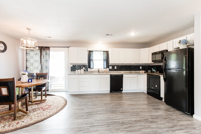 Building Photo - 1314 W 9th St