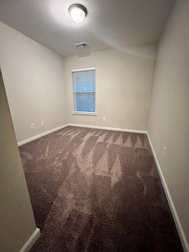 Building Photo - 3 Bedroom/2.5 Bath Townhome in Lakeview Commons