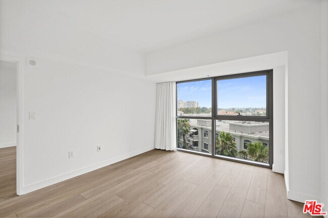 Building Photo - 13700 Marina Pointe Dr
