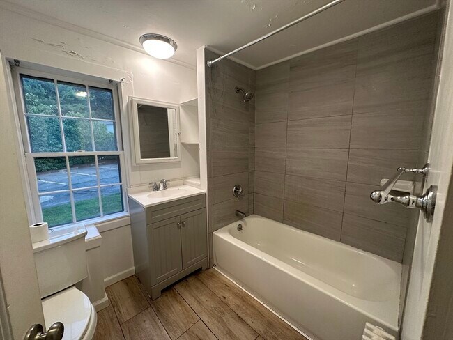 Building Photo - 1024-1026 Waverly St