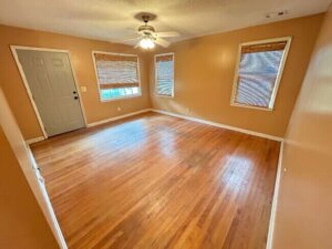 Building Photo - 3 Bed/1 Bath in Rosewood