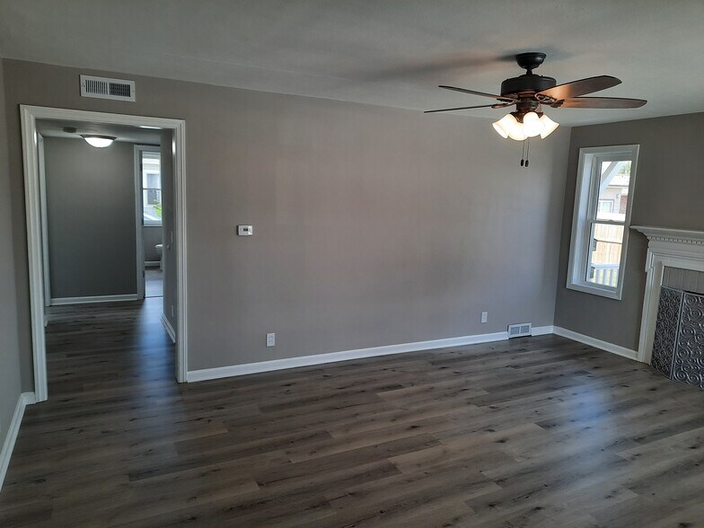 Building Photo - 2115 Main St