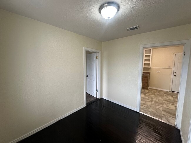 Building Photo - 3921 Roselawn Dr