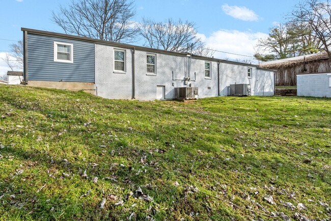 Building Photo - 136 W Rossview Rd