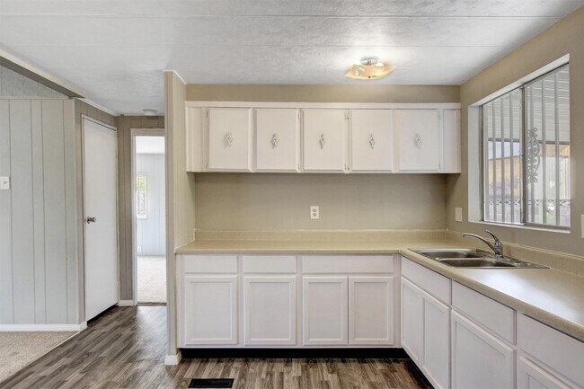 Building Photo - 136 Sir Thomas Dr