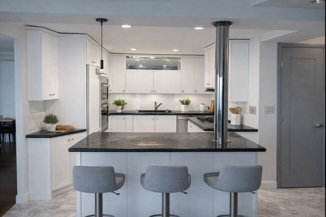 Building Photo - 175 E Delaware Pl