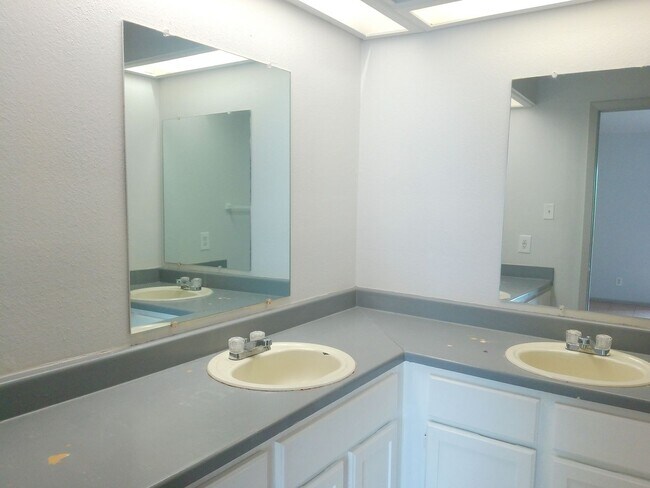 Building Photo - 2309 Capitan Dr