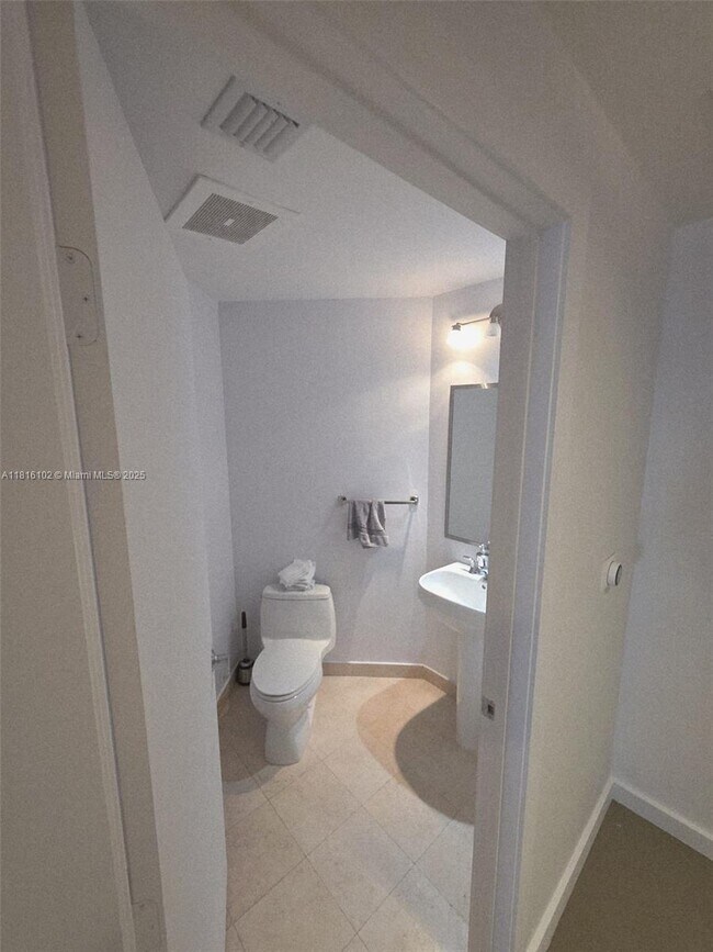 Building Photo - 1060 Brickell Ave