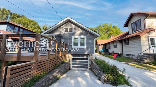 Building Photo - 2 Bed/1.5 Bath Home with Fenced Yard & Garage / Pet-friendly /Coming Soon!