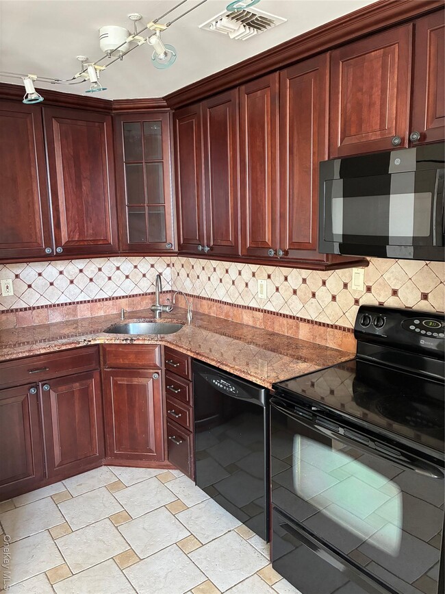 Building Photo - 185 W Park Ave