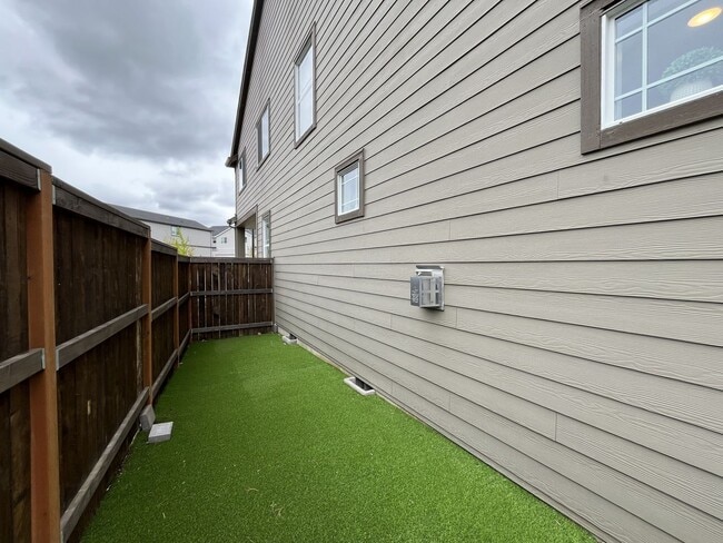 Building Photo - Open Concept 4BR Home with Island Seating, Loft & Spacious Living Room